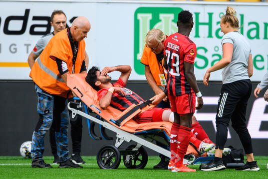 Östersunds Rewan Amin lämnar planen på bår