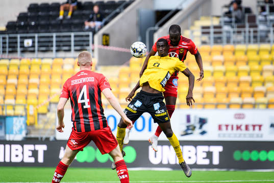 Elfsborgs Marokhy Ndione och Östersunds Ronald Mukiibi