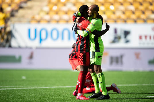Östersunds Isak Ssewankambo och målvakt Aly Keita jublar