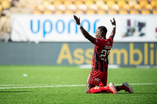 Östersunds Sam Mensiro jublar