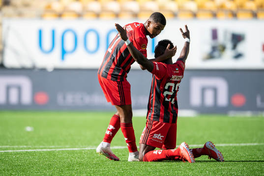 Östersunds Sam Mensiro och Nebiyou Perry jublar