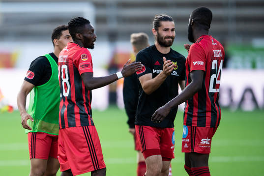 Östersunds målgörare Blair Turgott jublar med Ronald