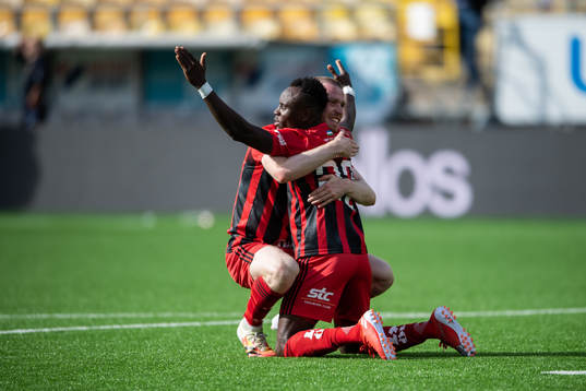 Östersunds Sam Mensiro och Thomas Isherwood jublar