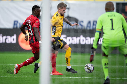 Elfsborgs Rasmus Alm och Östersunds Sam Mensiro