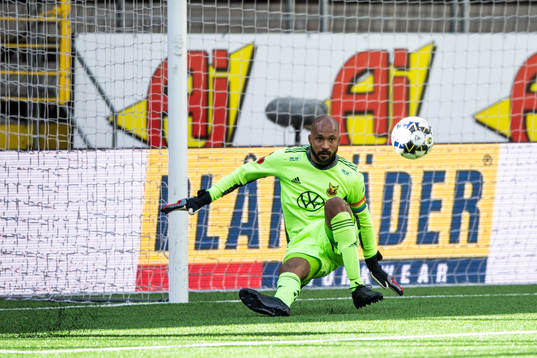 Östersunds målvakt Aly Keita räddar