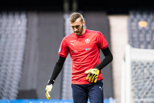 Helsingborgs målvakt Alexander Nilsson värmer upp