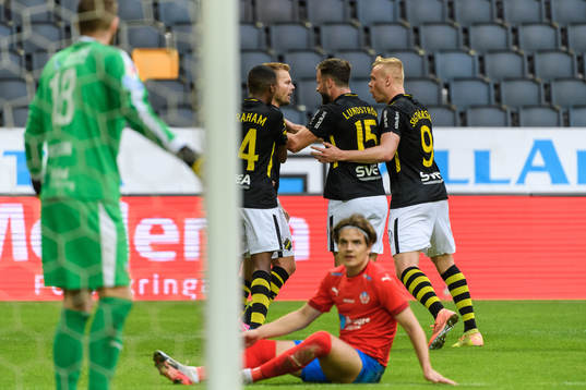 s Sebastian Larsson jublar med lagkamrater