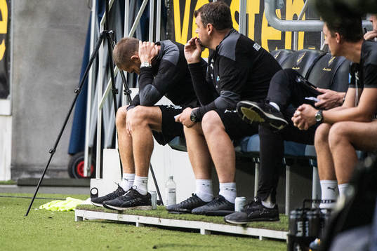 Helsingborgs tränare Olof Mellberg deppar