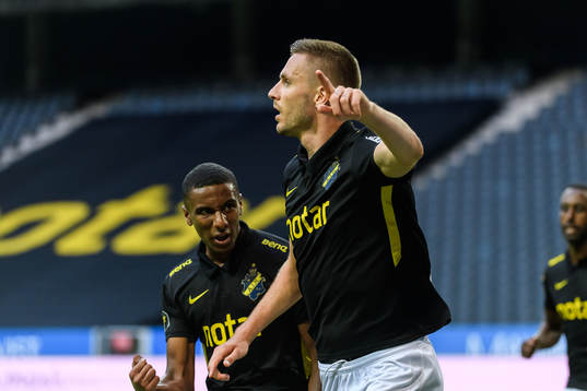 s Karol Mets jublar med Paulos Abraham