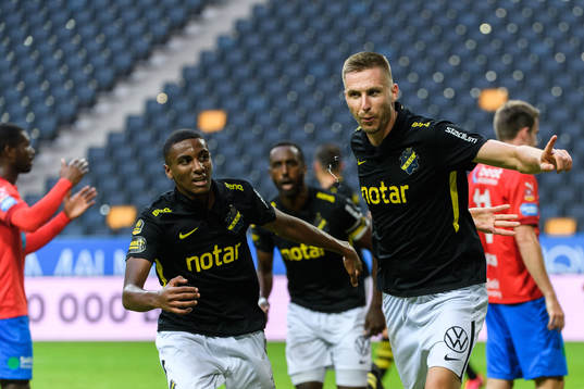 s Karol Mets jublar med Paulos Abraham