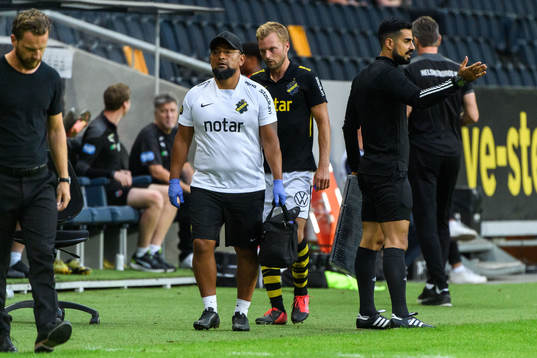 s Sebastian Larsson lämnar planen
