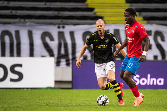 s Per Karlsson och Helsingborgs Noel Mbo