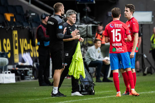 Helsingborgs Max Svensson och Adam Eriksson i samtal med
