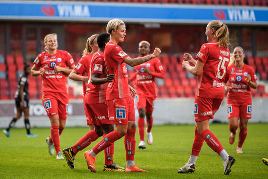 Linköpings Lina Hurtig jublar med lagkamrater