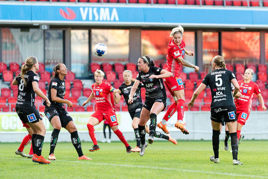 Linköpings Lina Hurtig nickar bollen i mål
