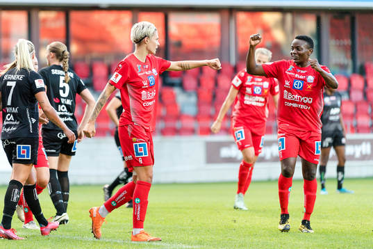 Linköpings Lina Hurtig och Orji Ebere jublar