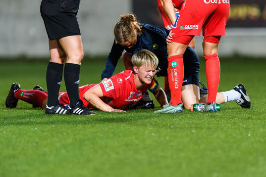Linköpings Nilla Fischer har ont och får vård