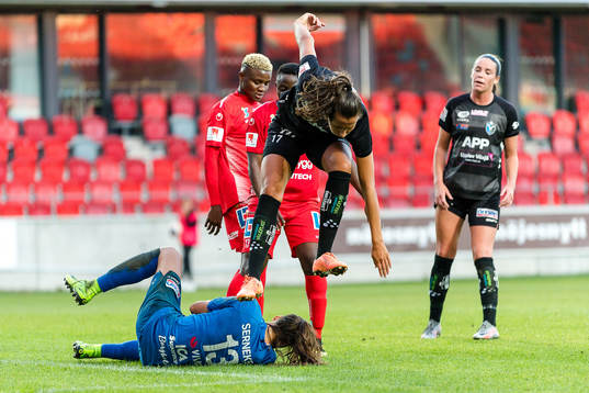 Växjös Nellie Karlsson hoppar över målvakt Katlynn