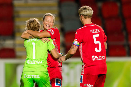 Linköpings målvakt Cajsa Andersson och Lisa Hurtig jublar