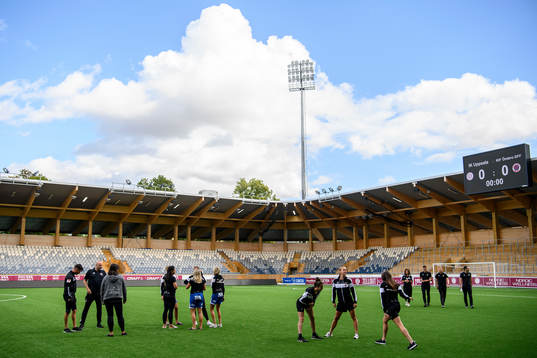 Örebros spelare värmer upp