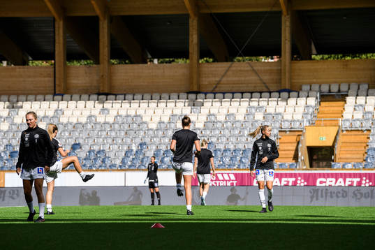 Uppsalas Märta Säfström och Angelina Thoreson  värmer