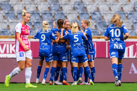Örebros Alfred Ajdarevic jublar med lagkamrater