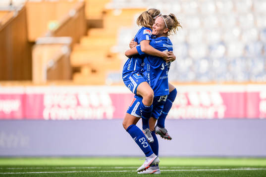 Örebros Heidi Kollanen (h) jublar med Karin Lundin (v)