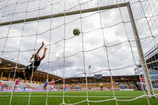 Uppsalas målvakt Emma Holmgren  släpper in 1-1