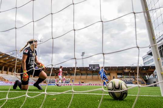 Uppsalas målvakt Emma Holmgren deppar