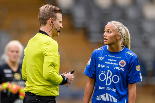domare Robin Andersson och Örebros Sara Lilja Vidlund