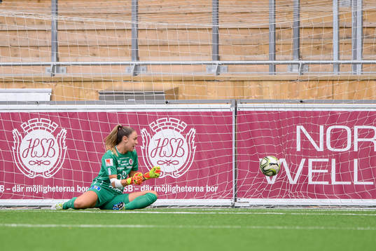 Örebros målvakt Moa Öhman släpper in 1-0