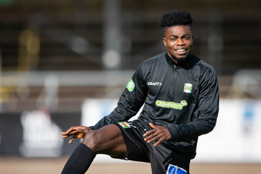 Varbergs Gideon Mensah före fotbollsmatchen i Allsvenskan
