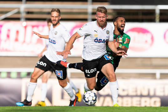 Örebros Michael Almebäck och Varbergs Junes Barny