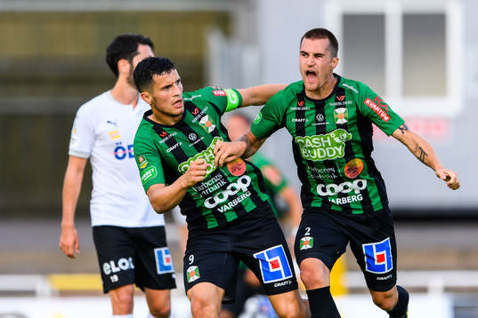 Varbergs Jon Birkfeldt jublar med Astrit Selmani