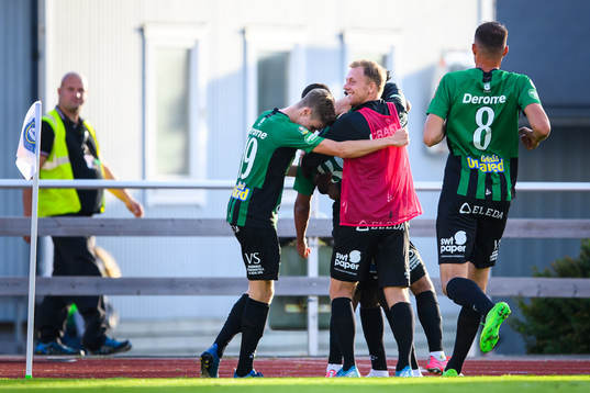 Varbergs Junes Barny jublar med lagkamrater