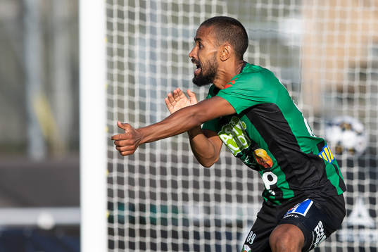 Varbergs Junes Barny signalerar för hands