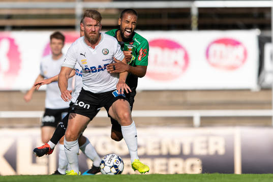 Örebros Michael Almebäck och Varbergs Junes Barny