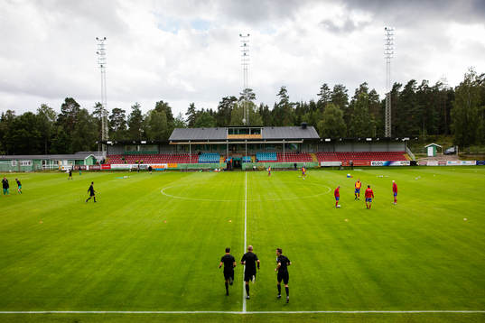 Lagen och domarna värmer upp på Skarsjövallen innan