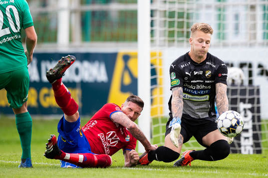 Östers James Keene och Ljungskiles målvakt Robin Wallinder