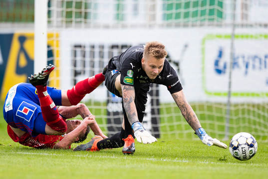 Östers James Keene och Ljungskiles målvakt Robin Wallinder