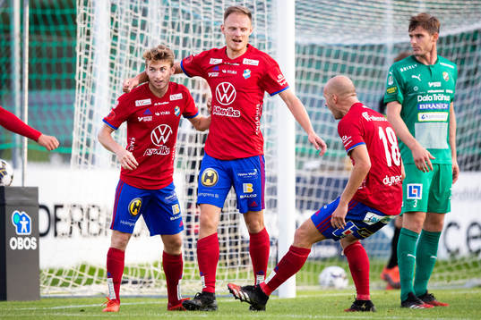 Östers Simon Alexandersson (mitten) jublar ihop med Carl
