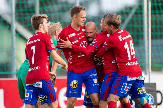 Östers Simon Alexandersson med lagkamrater