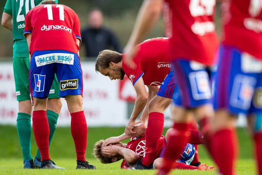 Östers Carl Johansson liggande med ont i ansiktet