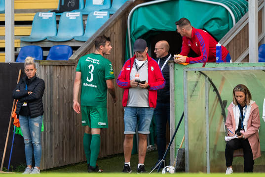 Ljungskiles Adam Rosén pratar med Östers James Keene på
