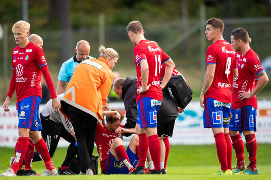 Östers Carl Johansson får hjälp av planen