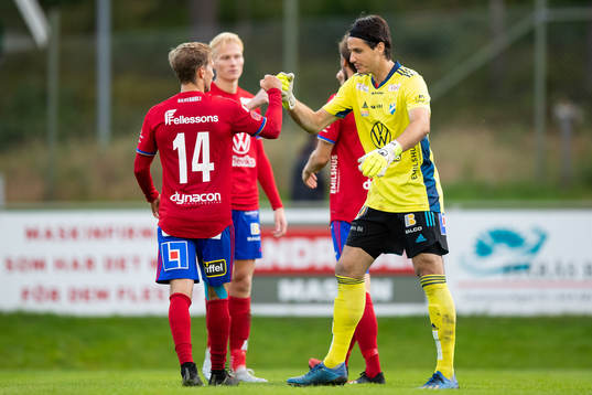 Östers Oliver Silverholt och målvakt Damir Mehic jublar