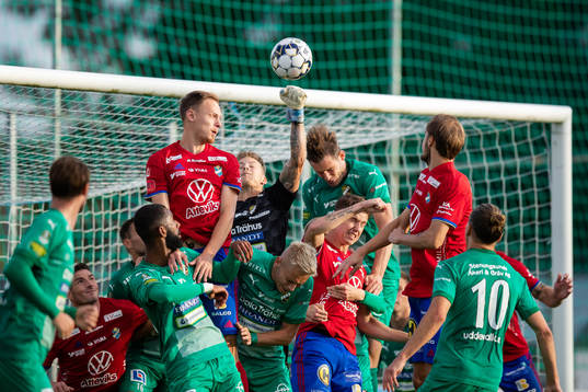 Ljungskiles målvakt Robin Wallinder når högst på en