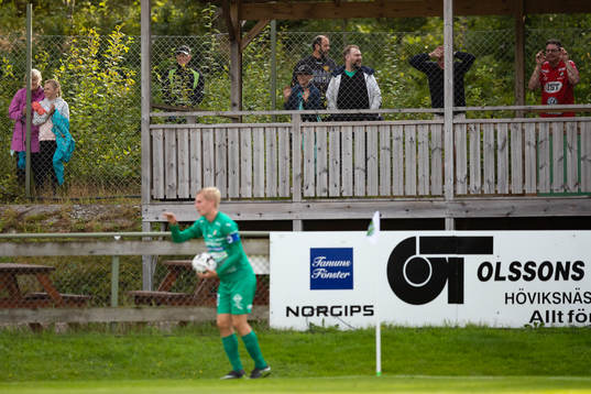Åskådare utanför arenan
