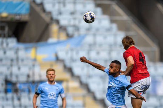 Malmö FFs Isaac Kiese Thelin och Falkenbergs Carl Johansson