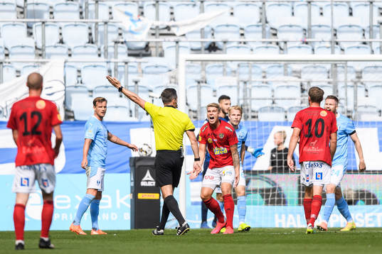 Falkenbergs Marcus Mathisen reagerar på ett domslut